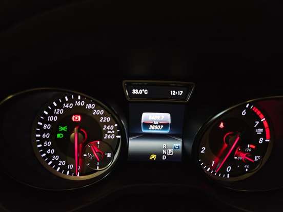 MERCEDES-BENZ-GLA 200-2016