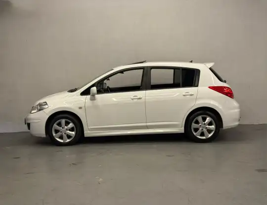 NISSAN-TIIDA-2012