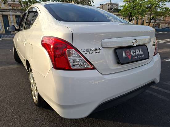 NISSAN-VERSA-2020