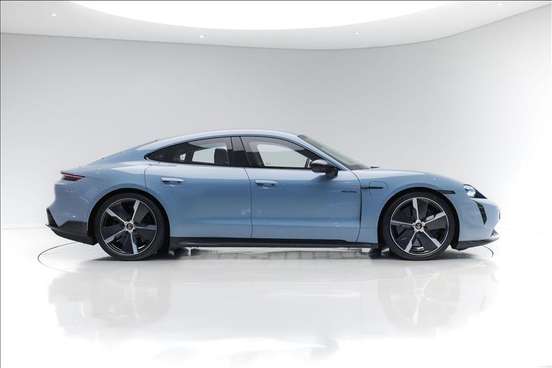 PORSCHE-TAYCAN-2021