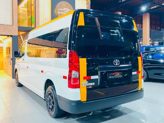 TOYOTA-HIACE-2.8 D-4D TURBO DIESEL MINIBUS 15+1 DX AUTOMÁTICO TOYOTA-HIACE-2024