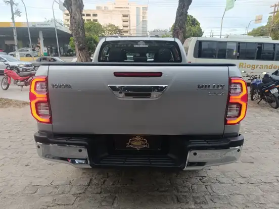 TOYOTA-HILUX-2.8 D-4D TURBO DIESEL CD SRX 4X4 AUTOMÁTICO TOYOTA-HILUX-2020