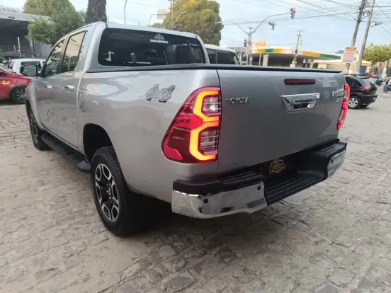 TOYOTA-HILUX-2.8 D-4D TURBO DIESEL CD SRX 4X4 AUTOMÁTICO TOYOTA-HILUX-2020