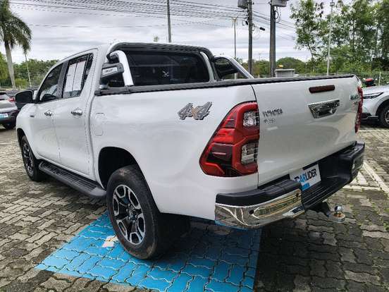 TOYOTA-HILUX-2023