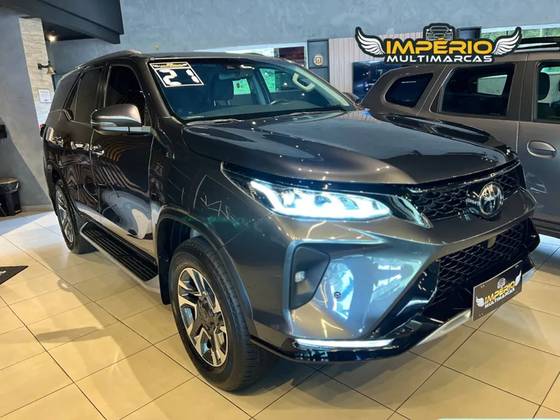 TOYOTA HILUX 2.8 D-4D TURBO DIESEL CD SRX 4X4 AUTOMÁTICO