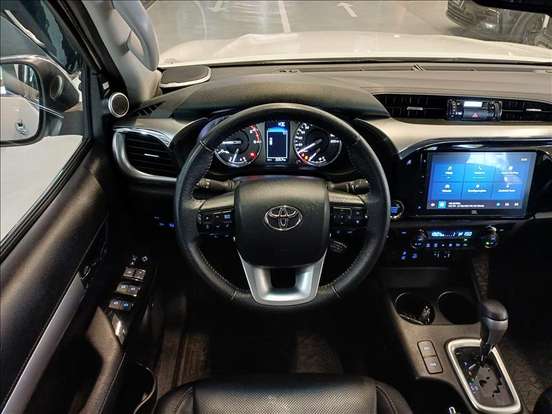 TOYOTA-HILUX-2023