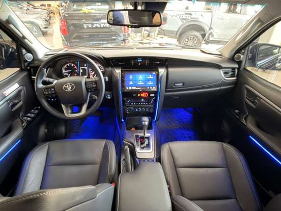 TOYOTA-HILUX-2.8 D-4D TURBO DIESEL CD SRX PLUS 4X4 AUTOMÁTICO TOYOTA-HILUX-2025