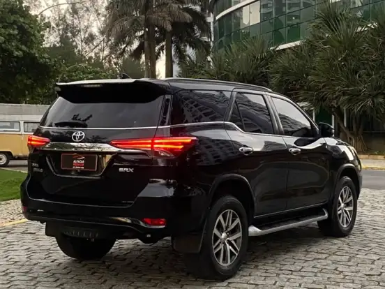 TOYOTA-HILUX SW4-2.8 SRX 4X4 7 LUGARES 16V TURBO INTERCOOLER DIESEL 4P AUTOMÁTICO TOYOTA-HILUX SW4-2019