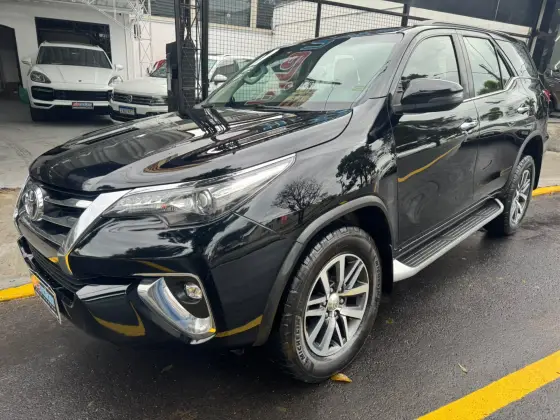 TOYOTA HILUX SW4 2.8 SRX 4X4 7 LUGARES 16V TURBO INTERCOOLER DIESEL 4P AUTOMÁTICO