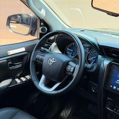 TOYOTA-HILUX SW4-2024