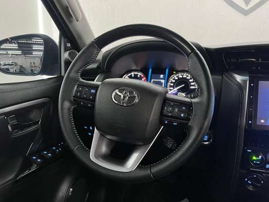 TOYOTA-HILUX SW4-2023