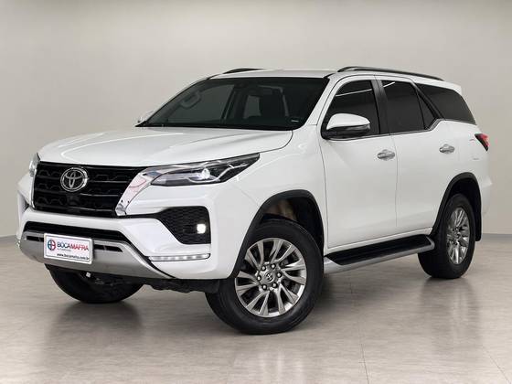 TOYOTA HILUX SW4 2.8 D-4D TURBO DIESEL SRX 7L 4X4 AUTOMÁTICO