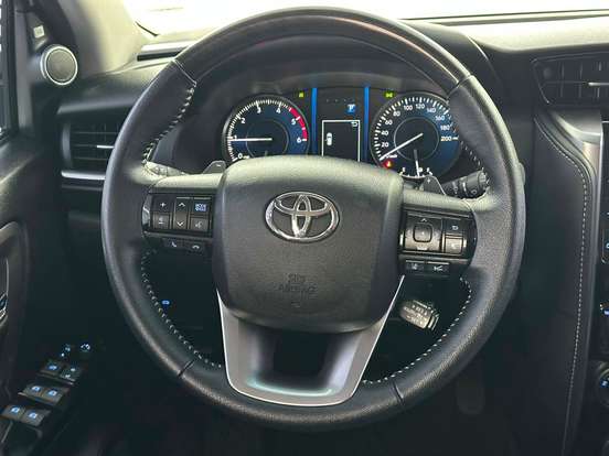 TOYOTA-HILUX SW4-2023