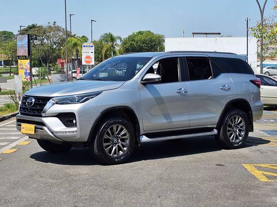 TOYOTA HILUX SW4 2.8 D-4D TURBO DIESEL SRX 7L 4X4 AUTOMÁTICO