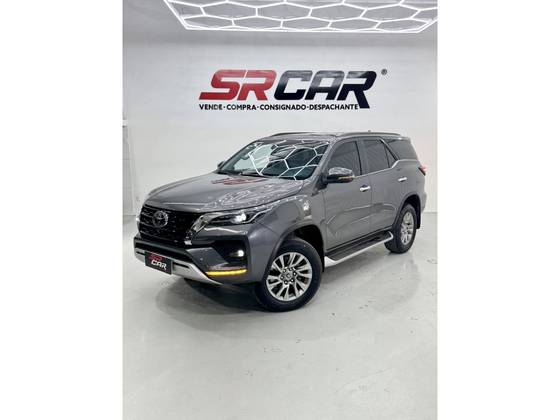 TOYOTA HILUX SW4 2.8 D-4D TURBO DIESEL SRX 7L 4X4 AUTOMÁTICO