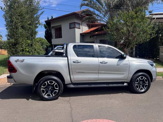 TOYOTA HILUX 2.8 D-4D TURBO DIESEL CD SRX 4X4 AUTOMÁTICO