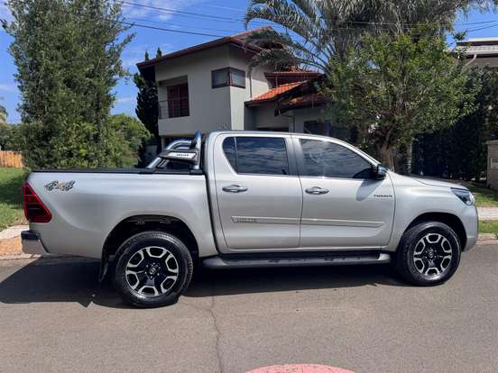 TOYOTA-HILUX-2022