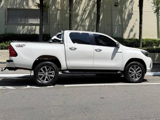 TOYOTA HILUX 2.8 SRX 4X4 CD 16V DIESEL 4P AUTOMÁTICO