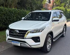 TOYOTA HILUX SW4 2.8 D-4D TURBO DIESEL SRX 7L 4X4 AUTOMÁTICO TOYOTA HILUX SW4 2.8 D-4D TURBO DIESEL SRX 7L 4X4 AUTOMÁTICO