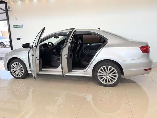 VOLKSWAGEN-JETTA-2013