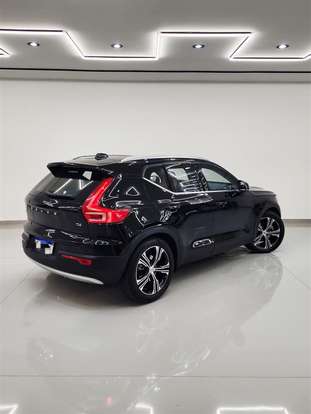 VOLVO-XC40-2020