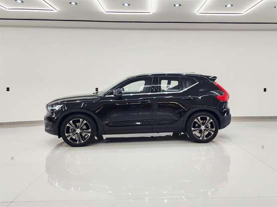 VOLVO-XC40-2020
