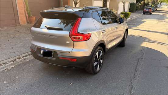 VOLVO-XC40-2023