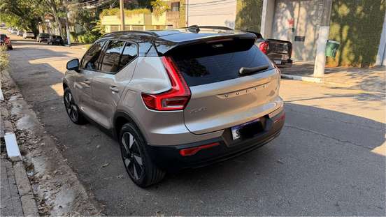 VOLVO-XC40-2023