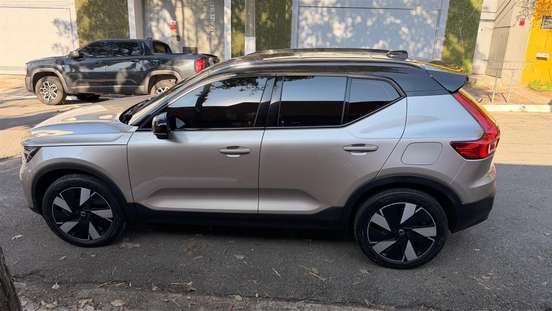 VOLVO-XC40-2023