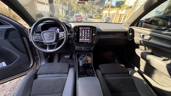 VOLVO-XC40-2023