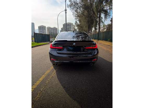 BMW-320i-2022