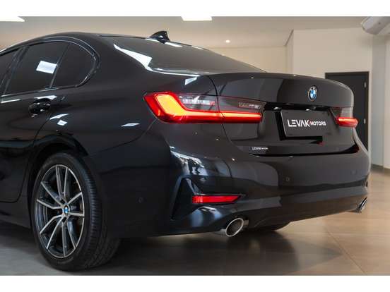 BMW-320i-2019
