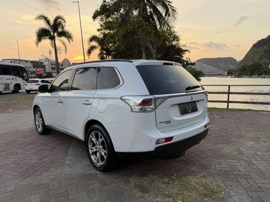 MITSUBISHI-OUTLANDER-2014