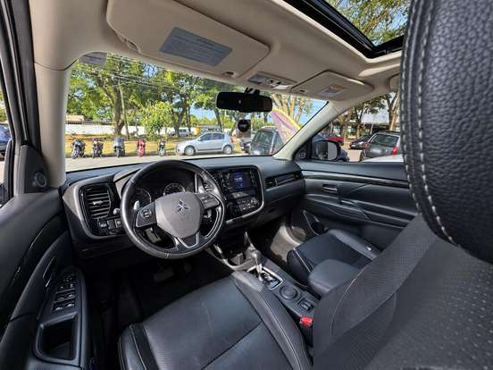 MITSUBISHI-OUTLANDER-2015