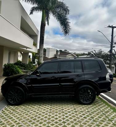 MITSUBISHI-PAJERO-2015