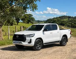 TOYOTA HILUX 2.8 D-4D TURBO DIESEL CD SR 4X4 AUTOMÁTICO TOYOTA HILUX 2.8 D-4D TURBO DIESEL CD SR 4X4 AUTOMÁTICO