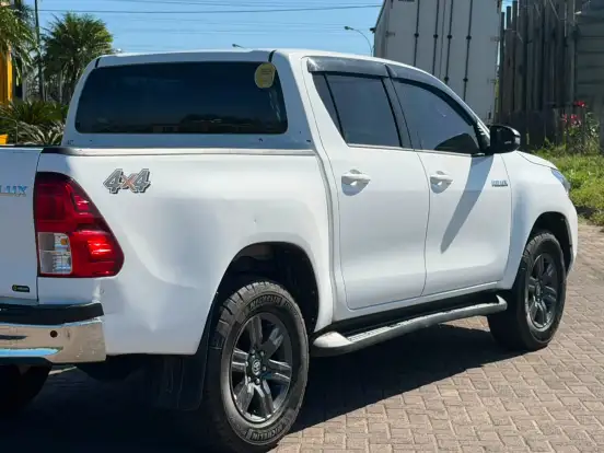 TOYOTA-HILUX-2024