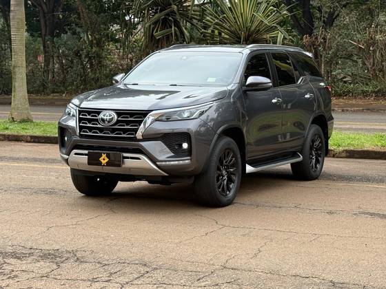 TOYOTA HILUX SW4 2.8 D-4D TURBO DIESEL SRX 7L 4X4 AUTOMÁTICO