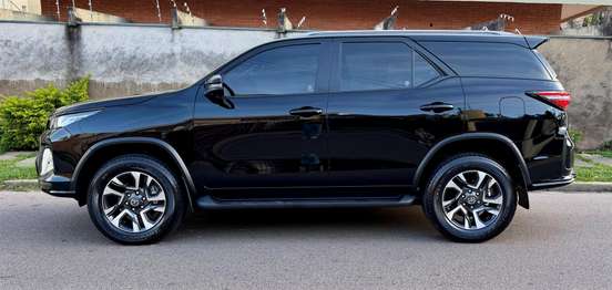 TOYOTA-HILUX SW4-2025