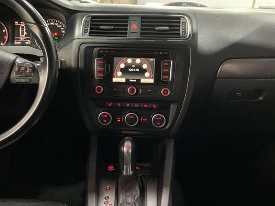 VOLKSWAGEN-JETTA-2013