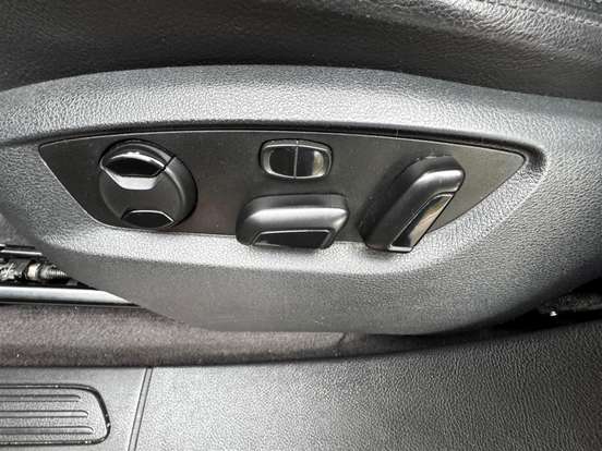 VOLKSWAGEN-TOUAREG-2012