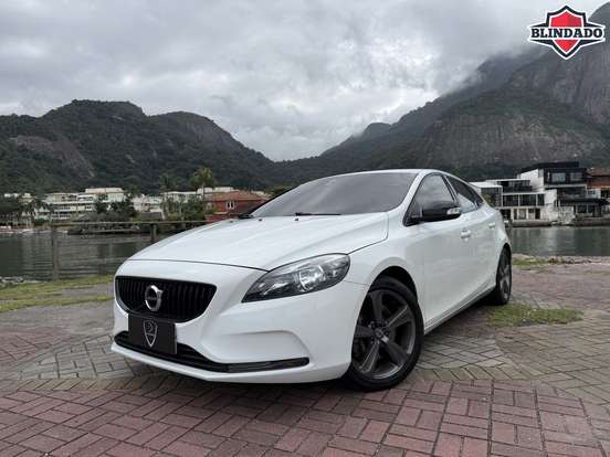 VOLVO-V40-2017