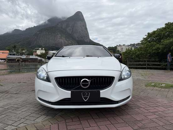 VOLVO-V40-2017