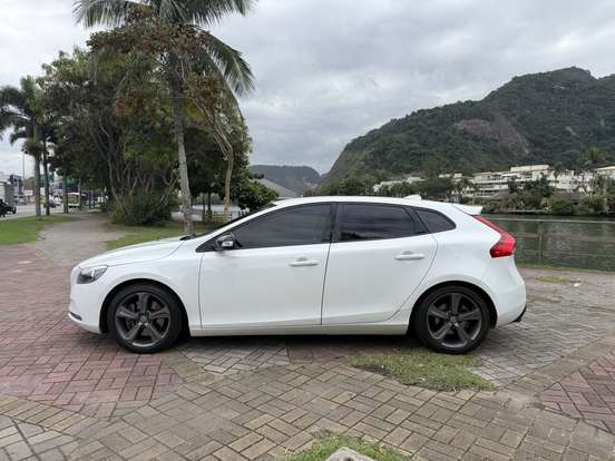 VOLVO-V40-2017