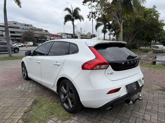 VOLVO-V40-2017