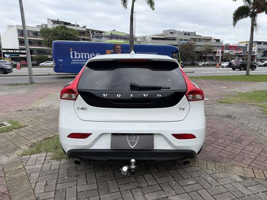 VOLVO-V40-2017