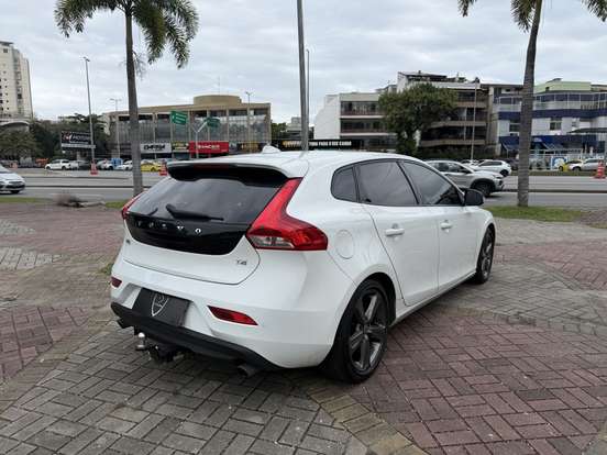 VOLVO-V40-2017