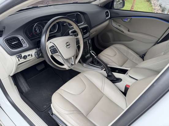 VOLVO-V40-2017