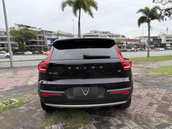 VOLVO-XC40-2020