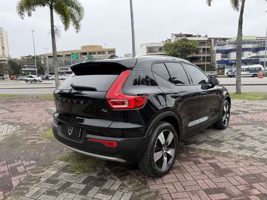VOLVO-XC40-2020
